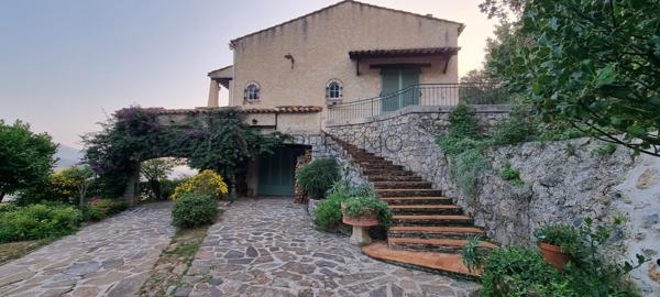 Solliès-Ville (83210) Maison de caractère de 184 m² avec vue panoramique sur les Trois Solliès