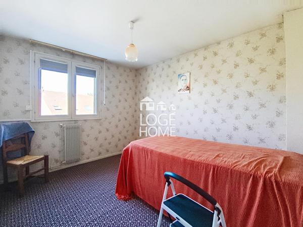 Maison 3 chambres + bureau , sous-sol complet, jardin et garage en secteur résidentiel