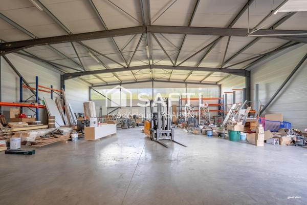 Entrepôt de 600 m2 avec 2 entrées et bureau