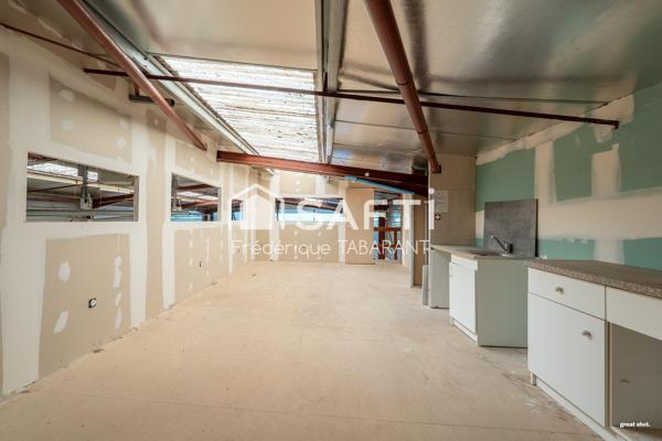 Entrepôt de 600 m2 avec 2 entrées et bureau