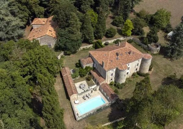 Château médiéval magnifiquement rénové