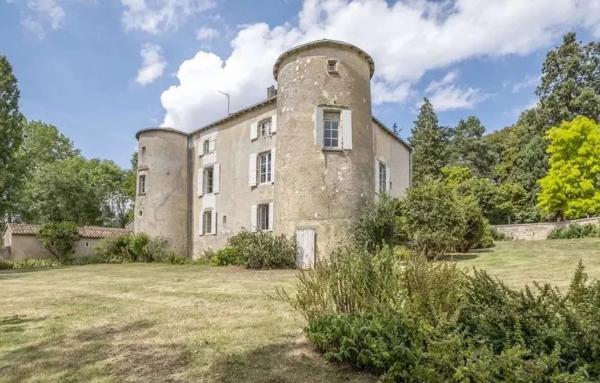Château médiéval magnifiquement rénové