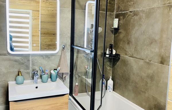 Belle maison de 2015 avec 3 chambres et jardin, secteur calme proche commerces et métro