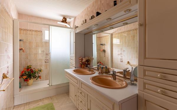 Maison à vendre    4 pièces •  Gastes