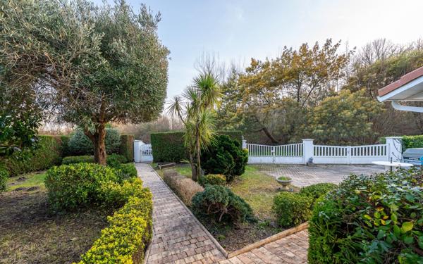 Maison à vendre    4 pièces •  Gastes