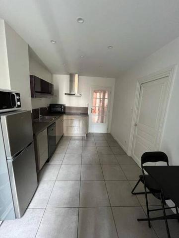 12 RUE CHEVRERIE - BEL F2 MEUBLE AU 1ER ETAGE