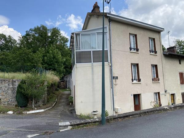 Maison au bord de la rivière, à 10 minutes à pied des commerces de la ville.