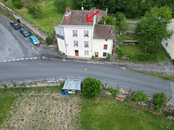 Maison au bord de la rivière, à 10 minutes à pied des commerces de la ville.