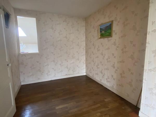Maison au bord de la rivière, à 10 minutes à pied des commerces de la ville.