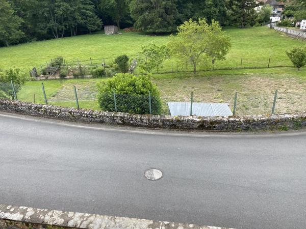Maison au bord de la rivière, à 10 minutes à pied des commerces de la ville.