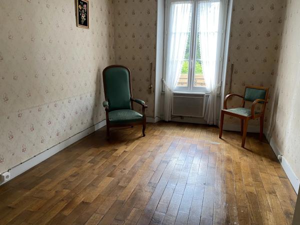 Maison au bord de la rivière, à 10 minutes à pied des commerces de la ville.