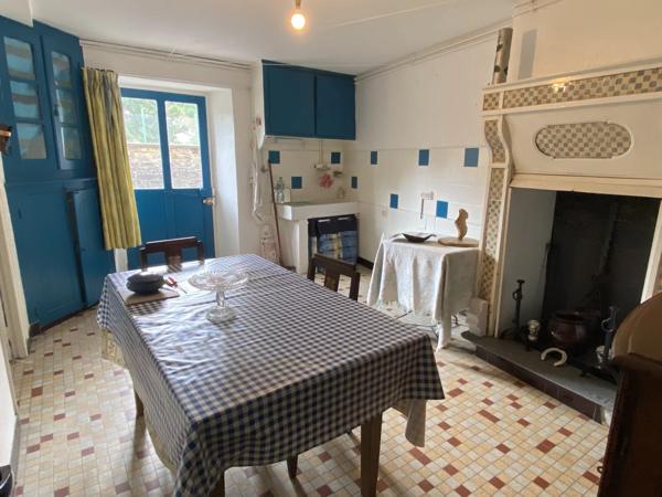 Maison au bord de la rivière, à 10 minutes à pied des commerces de la ville.