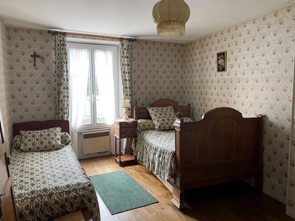 Maison au bord de la rivière, à 10 minutes à pied des commerces de la ville.