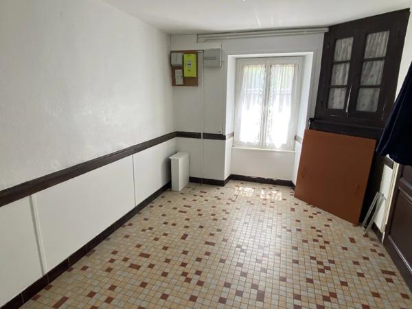Maison au bord de la rivière, à 10 minutes à pied des commerces de la ville.