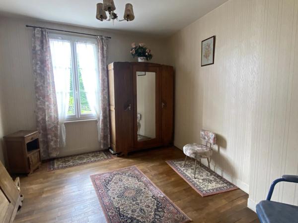 Maison au bord de la rivière, à 10 minutes à pied des commerces de la ville.