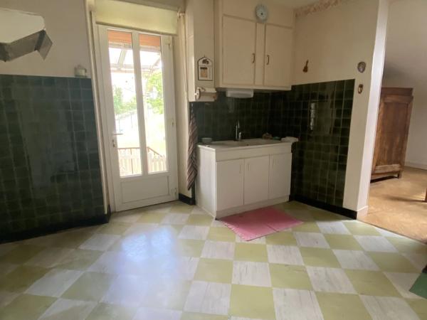 Maison au bord de la rivière, à 10 minutes à pied des commerces de la ville.