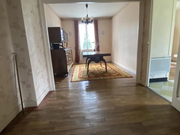 Maison au bord de la rivière, à 10 minutes à pied des commerces de la ville.