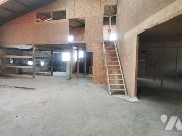 Local industriel d'une surface de 800 m2  
Il comprend deux  hangars sur un terrain de 1431 m2....