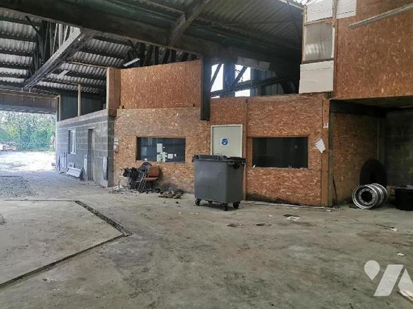 Local industriel d'une surface de 800 m2  
Il comprend deux  hangars sur un terrain de 1431 m2....