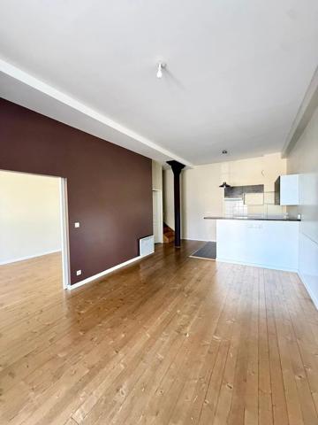 Vente                                                      Appartement
                        
                     4 pièces                      90 m2                     à Fontainebleau