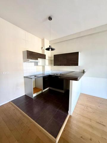 Vente                                                      Appartement
                        
                     4 pièces                      90 m2                     à Fontainebleau