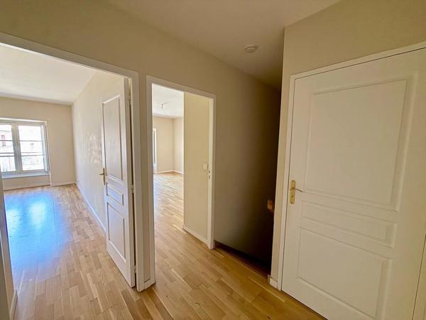 Vente                                                      Appartement
                        
                     4 pièces                      90 m2                     à Fontainebleau