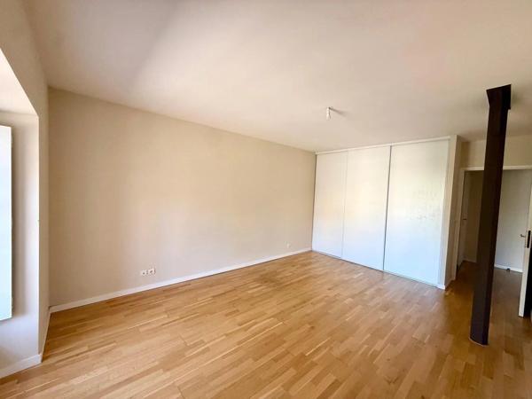 Vente                                                      Appartement
                        
                     4 pièces                      90 m2                     à Fontainebleau