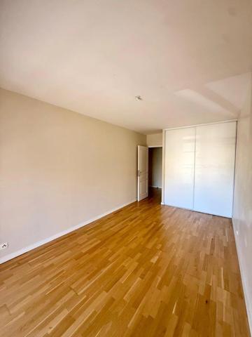 Vente                                                      Appartement
                        
                     4 pièces                      90 m2                     à Fontainebleau