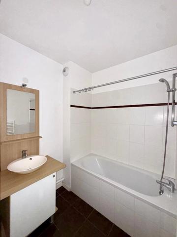 Vente                                                      Appartement
                        
                     4 pièces                      90 m2                     à Fontainebleau