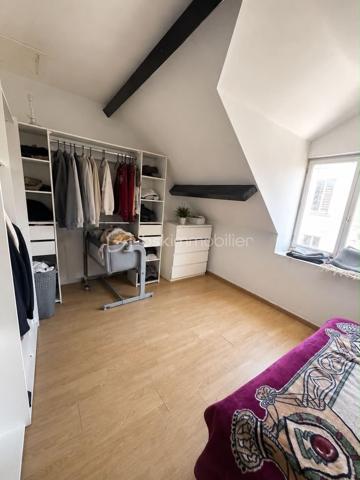 Située sur la commune de Méréville, à proximité des écoles, commerces et commodités, avec la gare d’Angerville à quelques minutes permettant de rejoindre Paris Austerlitz / Orléans, découvrez cette maison offrant un beau potentiel, idéale pour une famille, un premier achat ou un projet de rénovation.
Elle se compose :

Au rez-de-chaussée :

Une cuisine
Un salon
Un WC indépendant

À l’étage :

Trois chambres
Une salle de bain

Le bien dispose également d’une cave, idéale pour le stockage.
À l’extérieur, vous profiterez d’un petit jardin d’environ 100 m², parfait pour aménager un agréable espace détente.

Caractéristiques :

Fenêtres double vitrage bois
Chauffage électrique
Fosse septique
Maison à rafraîchir, offrant un beau potentiel de personnalisation

Une maison bien située, avec extérieur et dépendances, idéale pour un projet de vie à Méréville. À découvrir sans tarder.