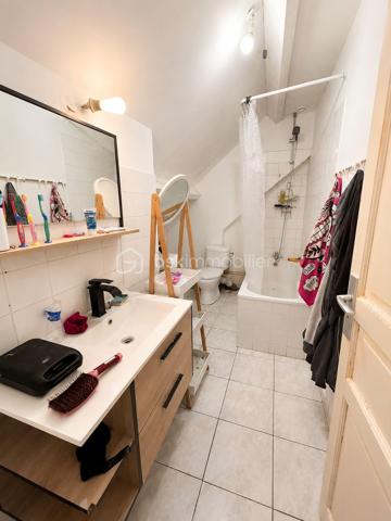 Située sur la commune de Méréville, à proximité des écoles, commerces et commodités, avec la gare d’Angerville à quelques minutes permettant de rejoindre Paris Austerlitz / Orléans, découvrez cette maison offrant un beau potentiel, idéale pour une famille, un premier achat ou un projet de rénovation.
Elle se compose :

Au rez-de-chaussée :

Une cuisine
Un salon
Un WC indépendant

À l’étage :

Trois chambres
Une salle de bain

Le bien dispose également d’une cave, idéale pour le stockage.
À l’extérieur, vous profiterez d’un petit jardin d’environ 100 m², parfait pour aménager un agréable espace détente.

Caractéristiques :

Fenêtres double vitrage bois
Chauffage électrique
Fosse septique
Maison à rafraîchir, offrant un beau potentiel de personnalisation

Une maison bien située, avec extérieur et dépendances, idéale pour un projet de vie à Méréville. À découvrir sans tarder.