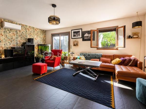 Maison familiale de 115,49 m² avec jardin et garage
Découvrez cette agréable maison individuelle de 115,49 m², construite en 1989 et en bon état général, offrant un cadre de vie idéal pour une famille.
Au rez-de-chaussée, vous profiterez d'une entrée, d'une cuisine aménagée et équipée, d'un séjour lumineux ouvert sur un agréable jardin privatif, d'un WC indépendant, d'espaces de rangement ainsi que d'un garage.
À l'étage, l'espace nuit se compose de 4 chambres, dont une suite parentale avec sa salle d'eau privative, d'une salle de bains, d'un WC indépendant et de nombreux rangements.
Les combles, non aménagés, offrent un potentiel de stockage supplémentaire.
Les atouts de ce bien :
Maison de 115,49 m²
- 4 chambres dont une suite parentale
- Jardin privatif
- Garage et une place de stationnement
- Cuisine aménagée et équipée
- Maison en bon état général
- Combles non aménagés offrant un espace de stockage
Agencement fonctionnel, idéal pour une famille
Une maison aux beaux volumes, prête à accueillir ses futurs propriétaires. À découvrir sans tarder !