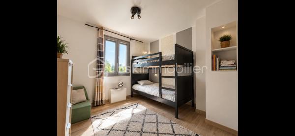 Maison familiale de 115,49 m² avec jardin et garage
Découvrez cette agréable maison individuelle de 115,49 m², construite en 1989 et en bon état général, offrant un cadre de vie idéal pour une famille.
Au rez-de-chaussée, vous profiterez d'une entrée, d'une cuisine aménagée et équipée, d'un séjour lumineux ouvert sur un agréable jardin privatif, d'un WC indépendant, d'espaces de rangement ainsi que d'un garage.
À l'étage, l'espace nuit se compose de 4 chambres, dont une suite parentale avec sa salle d'eau privative, d'une salle de bains, d'un WC indépendant et de nombreux rangements.
Les combles, non aménagés, offrent un potentiel de stockage supplémentaire.
Les atouts de ce bien :
Maison de 115,49 m²
- 4 chambres dont une suite parentale
- Jardin privatif
- Garage et une place de stationnement
- Cuisine aménagée et équipée
- Maison en bon état général
- Combles non aménagés offrant un espace de stockage
Agencement fonctionnel, idéal pour une famille
Une maison aux beaux volumes, prête à accueillir ses futurs propriétaires. À découvrir sans tarder !