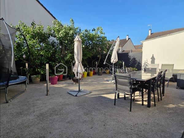 Maison familiale de 115,49 m² avec jardin et garage
Découvrez cette agréable maison individuelle de 115,49 m², construite en 1989 et en bon état général, offrant un cadre de vie idéal pour une famille.
Au rez-de-chaussée, vous profiterez d'une entrée, d'une cuisine aménagée et équipée, d'un séjour lumineux ouvert sur un agréable jardin privatif, d'un WC indépendant, d'espaces de rangement ainsi que d'un garage.
À l'étage, l'espace nuit se compose de 4 chambres, dont une suite parentale avec sa salle d'eau privative, d'une salle de bains, d'un WC indépendant et de nombreux rangements.
Les combles, non aménagés, offrent un potentiel de stockage supplémentaire.
Les atouts de ce bien :
Maison de 115,49 m²
- 4 chambres dont une suite parentale
- Jardin privatif
- Garage et une place de stationnement
- Cuisine aménagée et équipée
- Maison en bon état général
- Combles non aménagés offrant un espace de stockage
Agencement fonctionnel, idéal pour une famille
Une maison aux beaux volumes, prête à accueillir ses futurs propriétaires. À découvrir sans tarder !