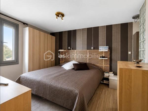 Maison familiale de 115,49 m² avec jardin et garage
Découvrez cette agréable maison individuelle de 115,49 m², construite en 1989 et en bon état général, offrant un cadre de vie idéal pour une famille.
Au rez-de-chaussée, vous profiterez d'une entrée, d'une cuisine aménagée et équipée, d'un séjour lumineux ouvert sur un agréable jardin privatif, d'un WC indépendant, d'espaces de rangement ainsi que d'un garage.
À l'étage, l'espace nuit se compose de 4 chambres, dont une suite parentale avec sa salle d'eau privative, d'une salle de bains, d'un WC indépendant et de nombreux rangements.
Les combles, non aménagés, offrent un potentiel de stockage supplémentaire.
Les atouts de ce bien :
Maison de 115,49 m²
- 4 chambres dont une suite parentale
- Jardin privatif
- Garage et une place de stationnement
- Cuisine aménagée et équipée
- Maison en bon état général
- Combles non aménagés offrant un espace de stockage
Agencement fonctionnel, idéal pour une famille
Une maison aux beaux volumes, prête à accueillir ses futurs propriétaires. À découvrir sans tarder !