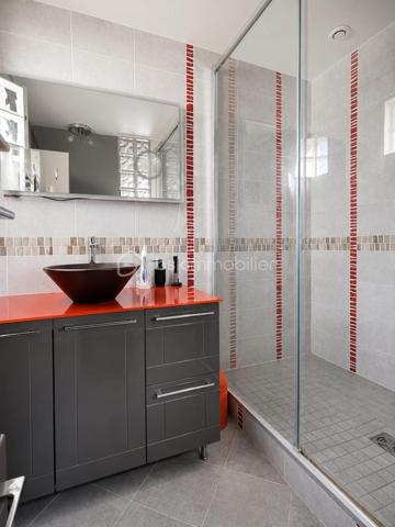 Maison familiale de 115,49 m² avec jardin et garage
Découvrez cette agréable maison individuelle de 115,49 m², construite en 1989 et en bon état général, offrant un cadre de vie idéal pour une famille.
Au rez-de-chaussée, vous profiterez d'une entrée, d'une cuisine aménagée et équipée, d'un séjour lumineux ouvert sur un agréable jardin privatif, d'un WC indépendant, d'espaces de rangement ainsi que d'un garage.
À l'étage, l'espace nuit se compose de 4 chambres, dont une suite parentale avec sa salle d'eau privative, d'une salle de bains, d'un WC indépendant et de nombreux rangements.
Les combles, non aménagés, offrent un potentiel de stockage supplémentaire.
Les atouts de ce bien :
Maison de 115,49 m²
- 4 chambres dont une suite parentale
- Jardin privatif
- Garage et une place de stationnement
- Cuisine aménagée et équipée
- Maison en bon état général
- Combles non aménagés offrant un espace de stockage
Agencement fonctionnel, idéal pour une famille
Une maison aux beaux volumes, prête à accueillir ses futurs propriétaires. À découvrir sans tarder !