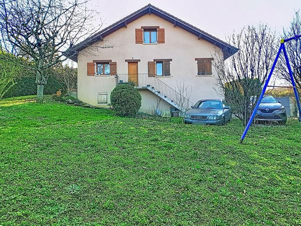 Maison familiale de 134 m² au coeur de Bons en Chablais 5 chambres Terrain de 1 151 m² Sous sol complet Construction 2000