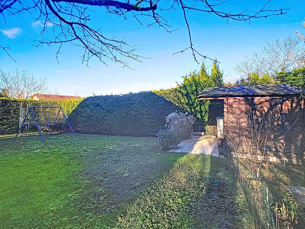 Maison familiale de 134 m² au coeur de Bons en Chablais 5 chambres Terrain de 1 151 m² Sous sol complet Construction 2000