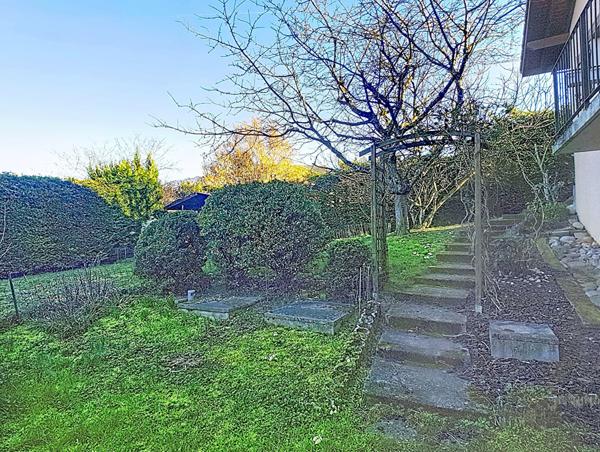 Maison familiale de 134 m² au coeur de Bons en Chablais 5 chambres Terrain de 1 151 m² Sous sol complet Construction 2000