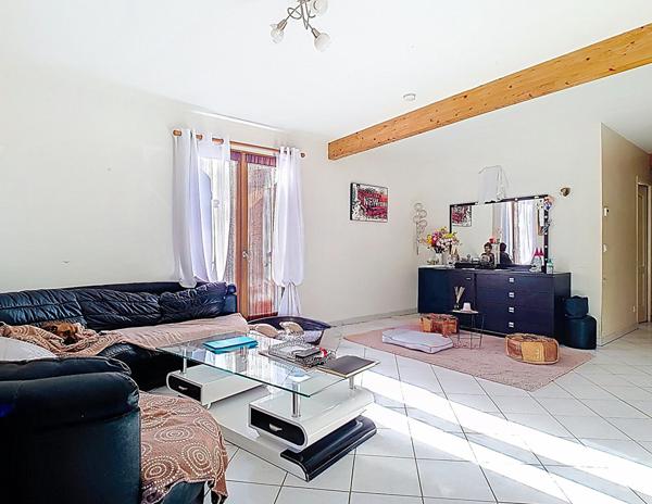 Maison familiale de 134 m² au coeur de Bons en Chablais 5 chambres Terrain de 1 151 m² Sous sol complet Construction 2000