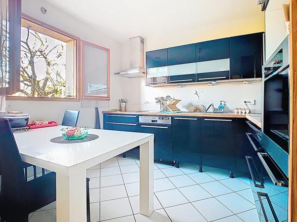 Maison familiale de 134 m² au coeur de Bons en Chablais 5 chambres Terrain de 1 151 m² Sous sol complet Construction 2000