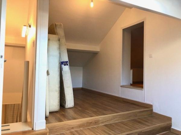 Proximité tous commerces, tout à l'égout, chauffage central gaz de ville, potentiel, possibilité de chambres supplémentaires, jardin clos, portail électique, interphone.