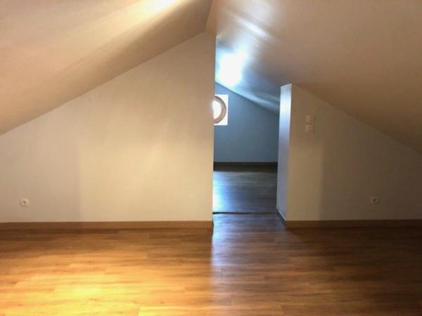 Proximité tous commerces, tout à l'égout, chauffage central gaz de ville, potentiel, possibilité de chambres supplémentaires, jardin clos, portail électique, interphone.