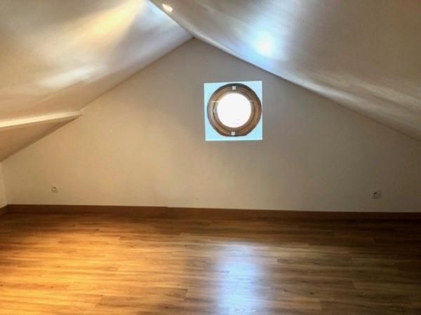 Proximité tous commerces, tout à l'égout, chauffage central gaz de ville, potentiel, possibilité de chambres supplémentaires, jardin clos, portail électique, interphone.