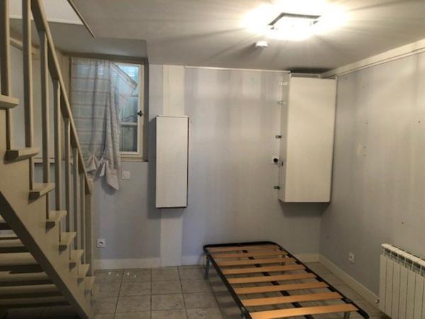 Proximité tous commerces, tout à l'égout, chauffage central gaz de ville, potentiel, possibilité de chambres supplémentaires, jardin clos, portail électique, interphone.