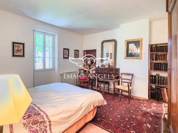 Mas 265 m2, en campagne, au calme absolu