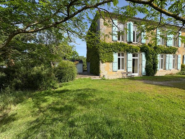 Maison Surgeres 6 pièce(s) 148 m2
