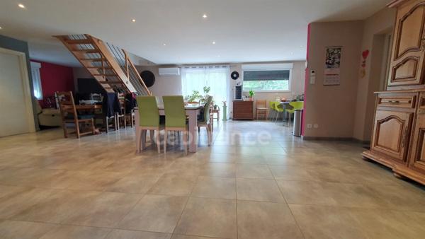 VAUVILLERS (70). Ensemble immobilier composé d'une maison d'habitation de 170m² et d'un bâtiment de 520m²