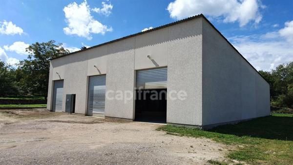 VAUVILLERS (70). Ensemble immobilier composé d'une maison d'habitation de 170m² et d'un bâtiment de 520m²