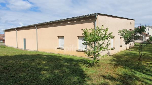 VAUVILLERS (70). Ensemble immobilier composé d'une maison d'habitation de 170m² et d'un bâtiment de 520m²